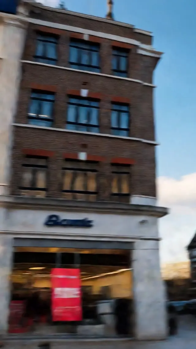 Cartel gigante en Boots, Londres, pieza producida por Void Studio para Clean Skin Club