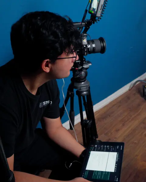 Camarógrafo de Void Studio operando la cámara con un monitor en mano